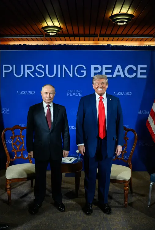 fotografia-tomada-la-cuenta-oficial-la-red-social-x-whitehouse-la-casa-blanca-del-presidente-los-estados-unidos-donald-trump-d-junto-su-homologo-rusia-vladimir-putin-antes-una-reunion-este-viernes-anchorage-estados
