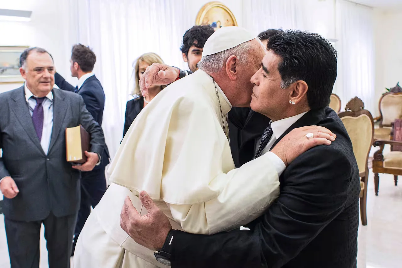 El saludo con Diego Armando Maradona durante una audiencia privada celebrada en Ciudad del Vaticano, el 4 de septiembre del 2014