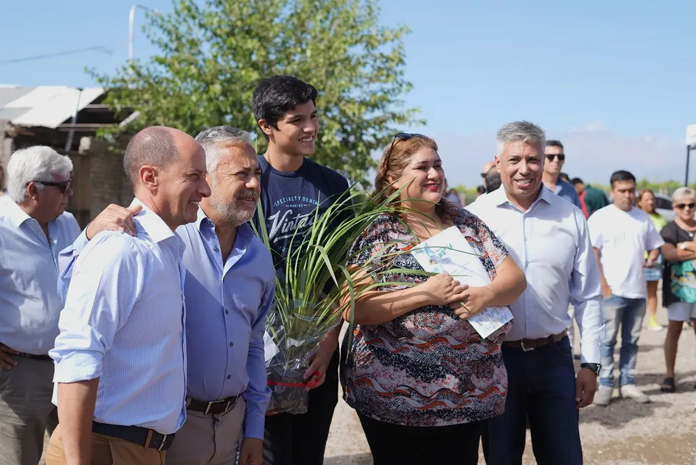 Alfredo Cornejo entregó llaves, acompañado por Aguilera y el diputado Gustavo Soto Alfredo Cornejo entregó llaves, acompañado por Aguilera y el diputado Gustavo Soto