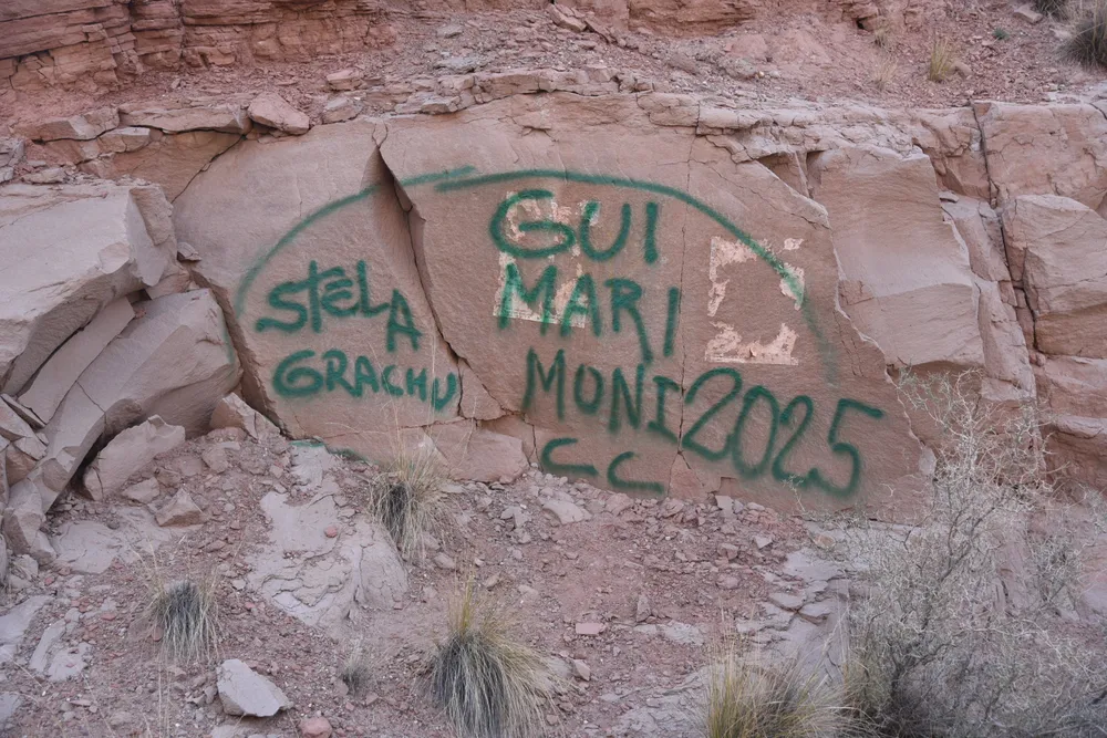 limpieza-pintadas-las-piedras-al-costado-la-ruta-7-potrerillos-el-operativo-estuvo-la-vicegobernadora-hebe-casado