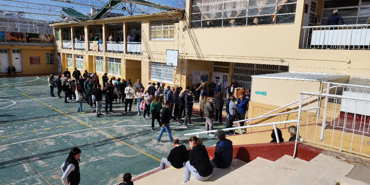 escuela elecciones filas votantes