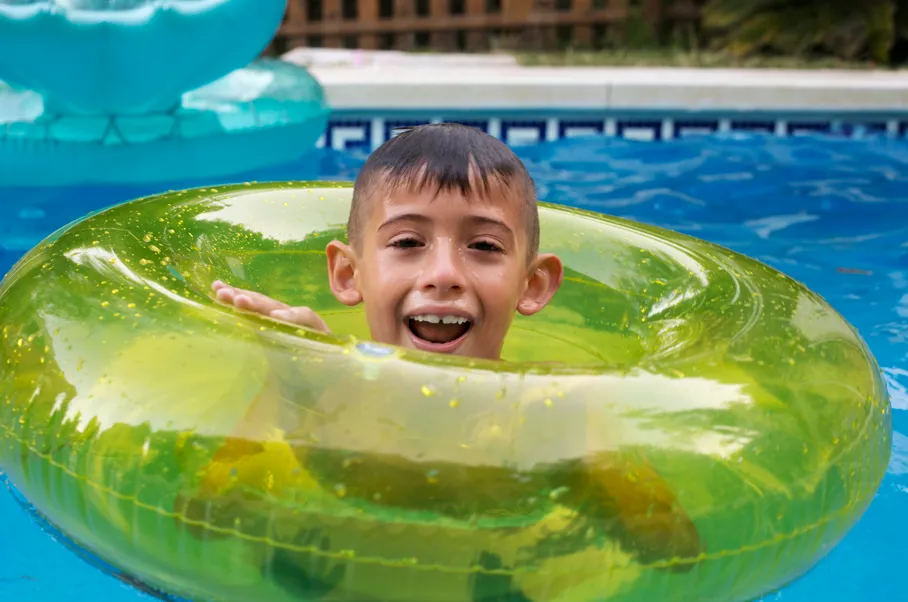 niño pileta