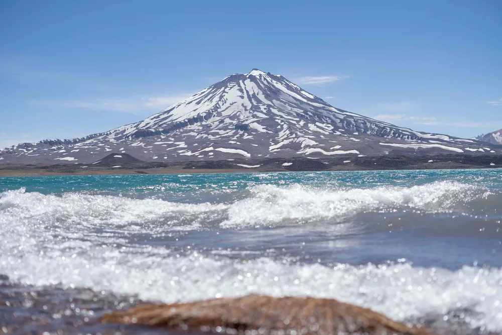 La imponente Laguna del Diamante a los pies del volcán Maipo