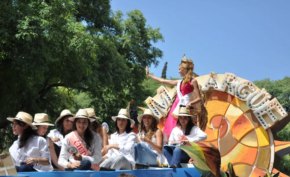 carrusel-y-acto-central-de-la-vendimia-lauke-tours-scaled
