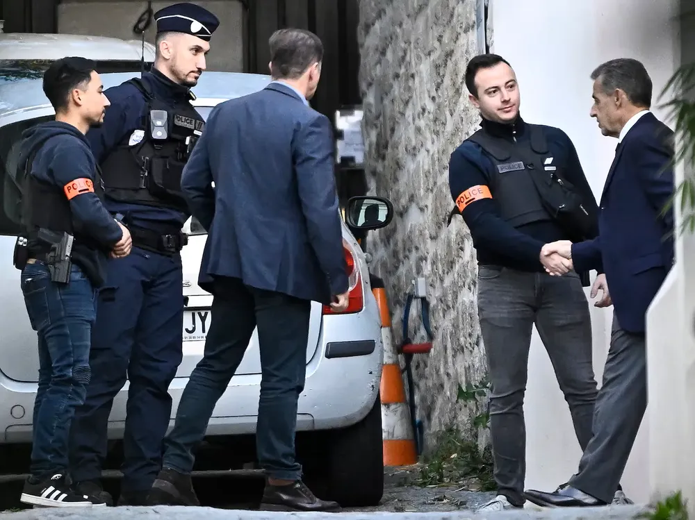 sarkozy-saluda-a-policias-al-salir-de-su-casa-foto-afpjulien-de-rosa-2GKWNJFEJRDL7HS7NGJRTLJKAY
