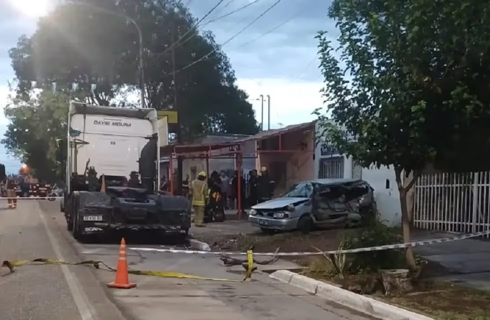 Un WV Gol impactó detrás a un camión Scania que estaba estacionado