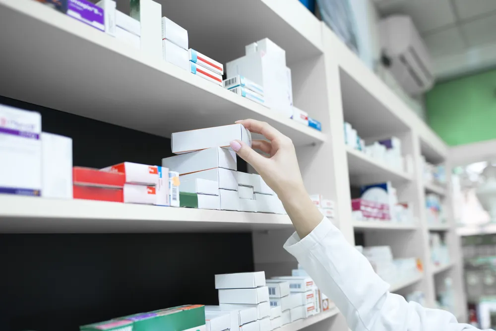 El DNU de Milei que reglamenta los cambios en recetas y venta de medicamentos