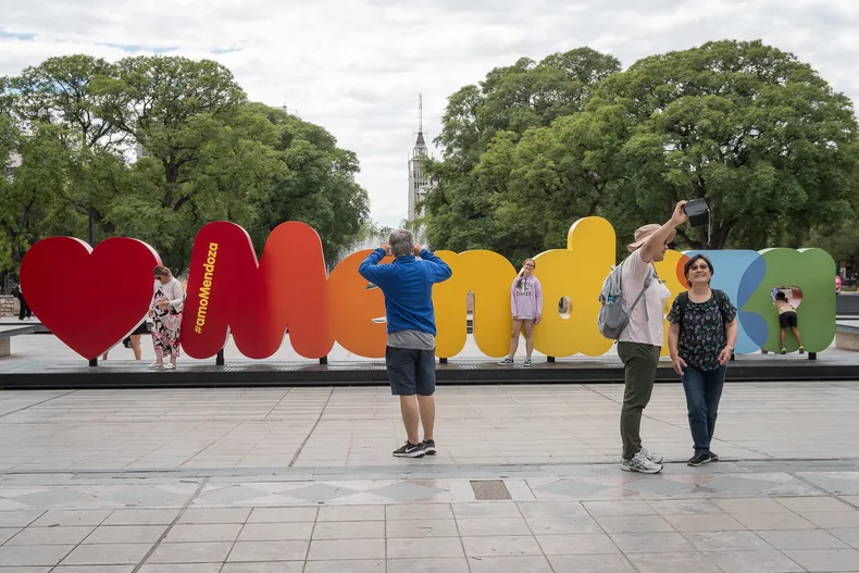 turismo-turistas-vacaciones-clima-tiempo-verano-ciudad-mendoza-plaza-independenciajpg