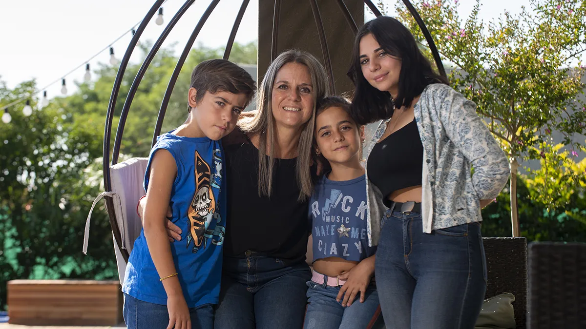 Mariana Bosco y sus tres hijos