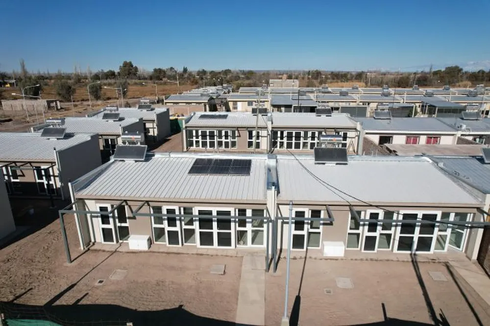 en-junin-se-entregaron-16-viviendas-del-barrio-aguaribay-un-proyecto-innovador-viviendas-bioclimaticas