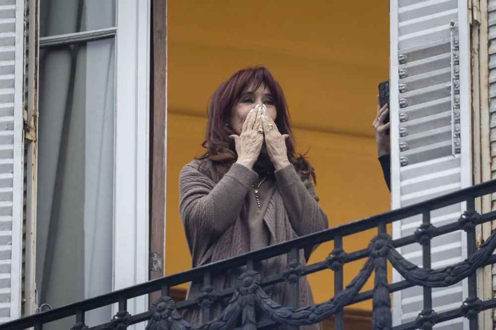 cristina-kirchner-volvio-al-salir-al-balcon-este-lunes-feriado (1)