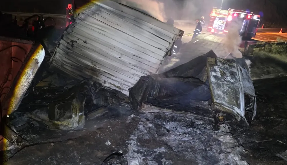 choque-e-incendio-dos-camiones-y-un-auto-cerca-potrerillos-dos-muertos