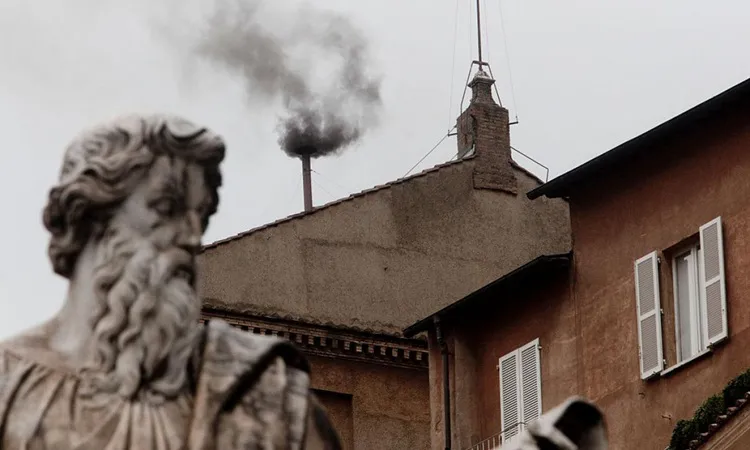 el-conclave-arranca-con-una-primera-fumata-negra-gWdL