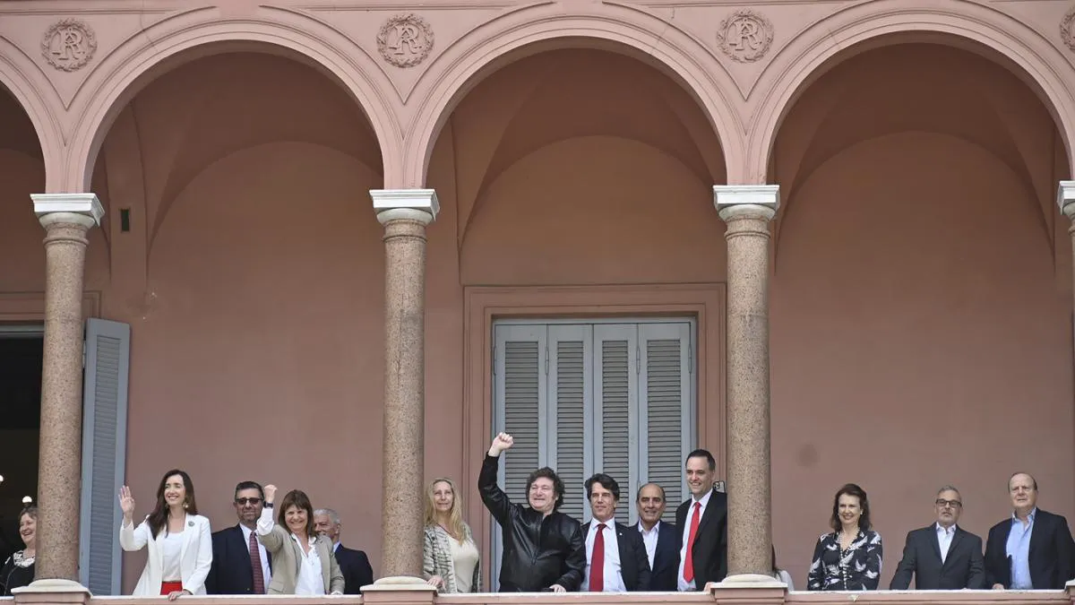 Milei y su gabinete junto a Villarruel saludan desde la Casa Rosada