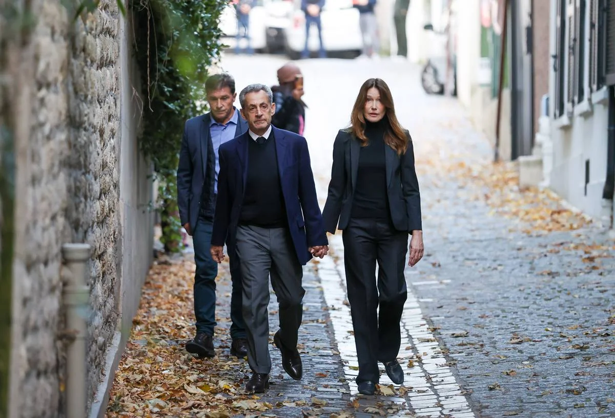 Ex-presidente-Nicolas-Sarkozy-e-ex-primeira-dama-Carla-Bruni-chegam-a-prisao