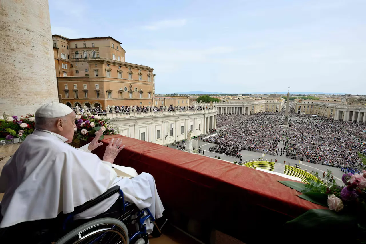 El Papa Francisco en el balcón principal de la Basílica de San Pedro durante el mensaje Urbi et Orbi y la bendición a la ciudad y al mundo, como parte de las celebraciones de Pascua en el Vaticano, el 20 de abril d
