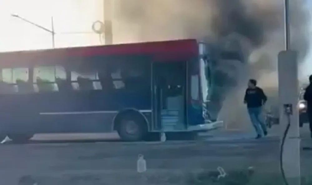 se-incendio-la-paz-un-colectivo-que-llevaba-alumnos-y-docentes