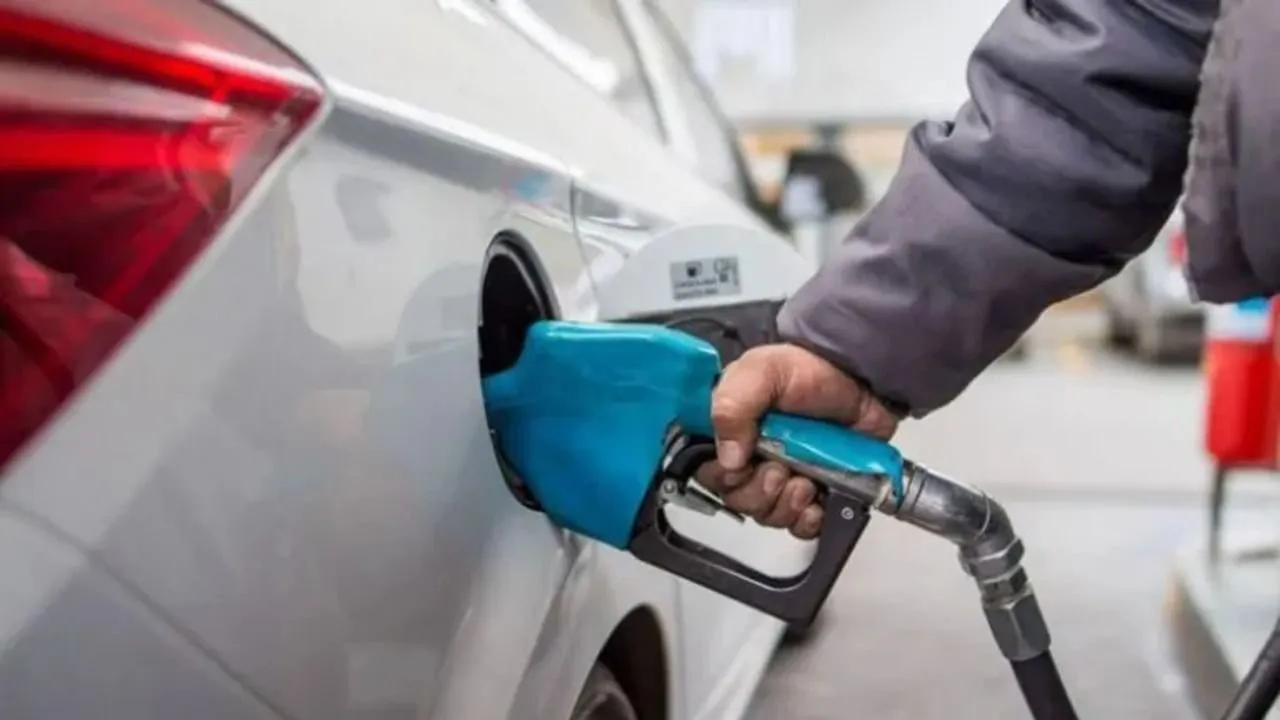 Carga combustible estación de servicio