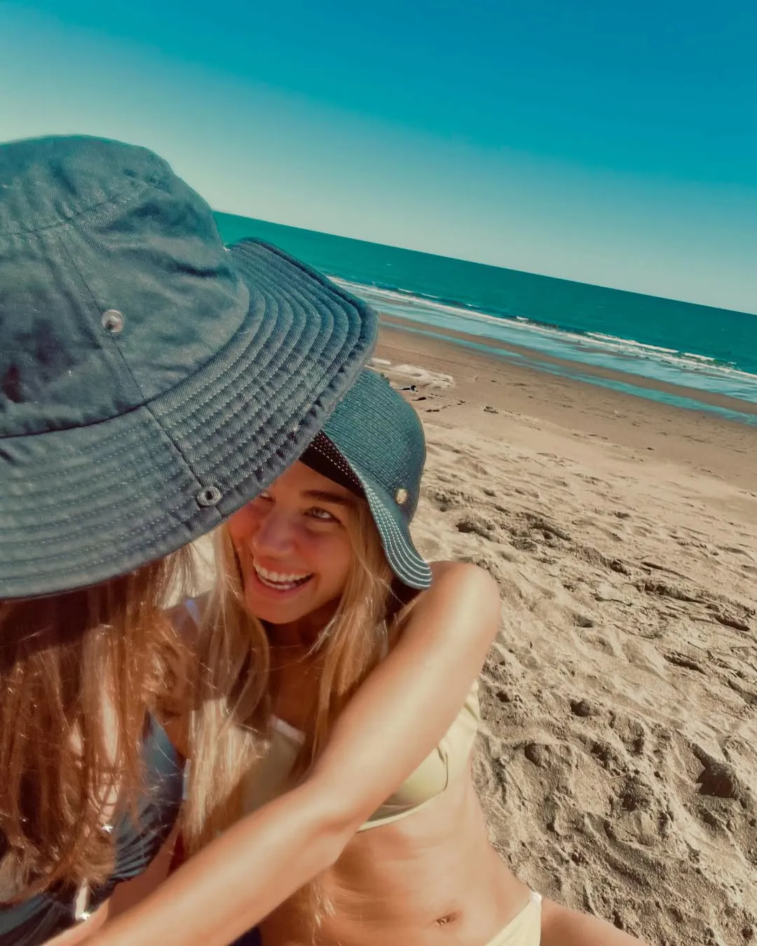 Agostina Saua y su novia Agostina Saua y su novia