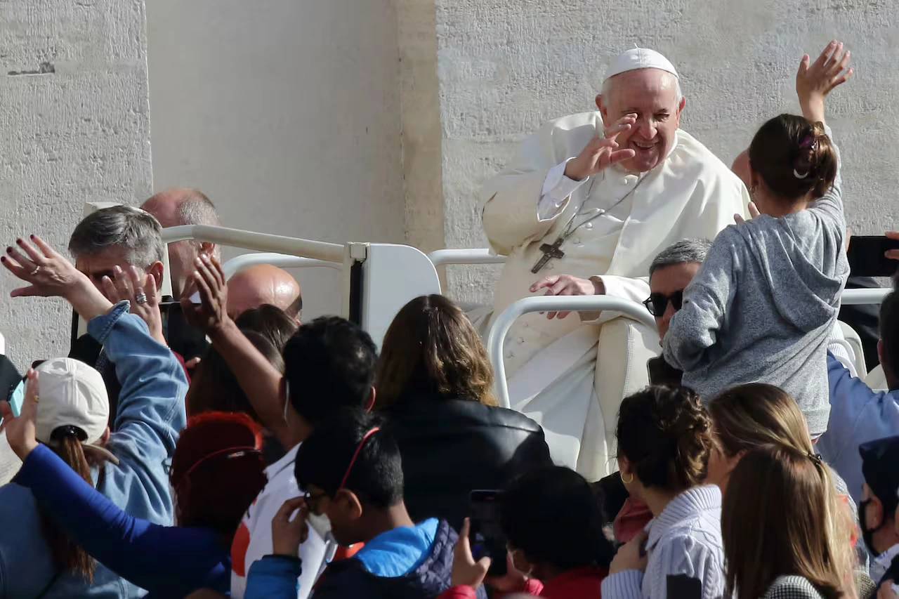 El papa Francisco en el papamóvil en la Plaza de San Pedro, el 20 de abril de 2022