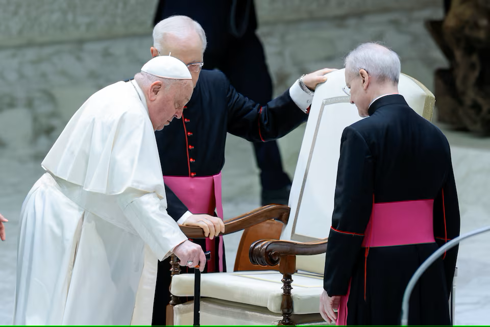 Papa-Francisco-con-bastòn Papa-Francisco-con-bastòn