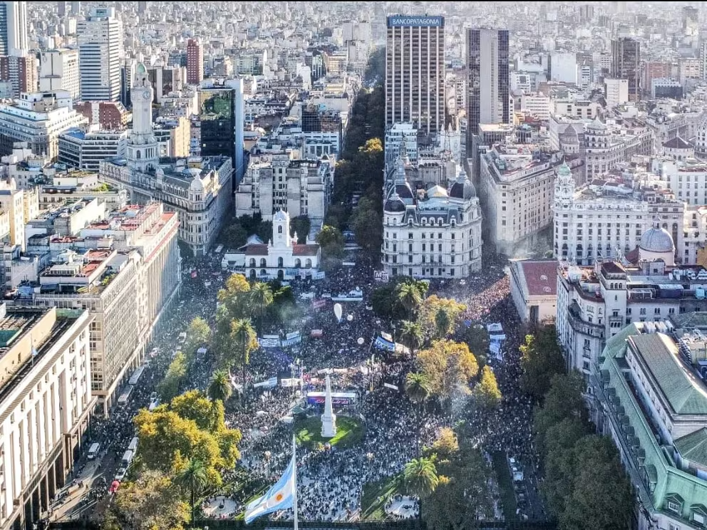 Marcha-en-defensa-de-la-universidad-pública-Plaza-de-Mayo