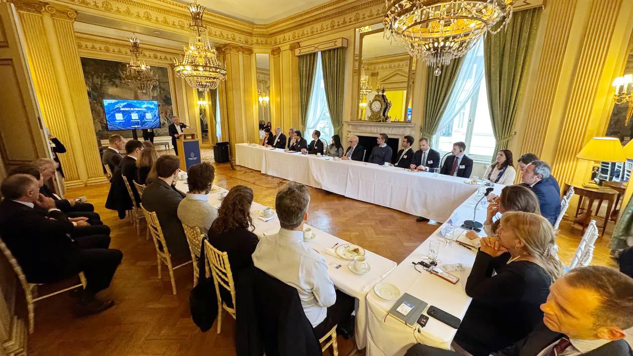 Alredo Cornejo en Londres ante empresarios