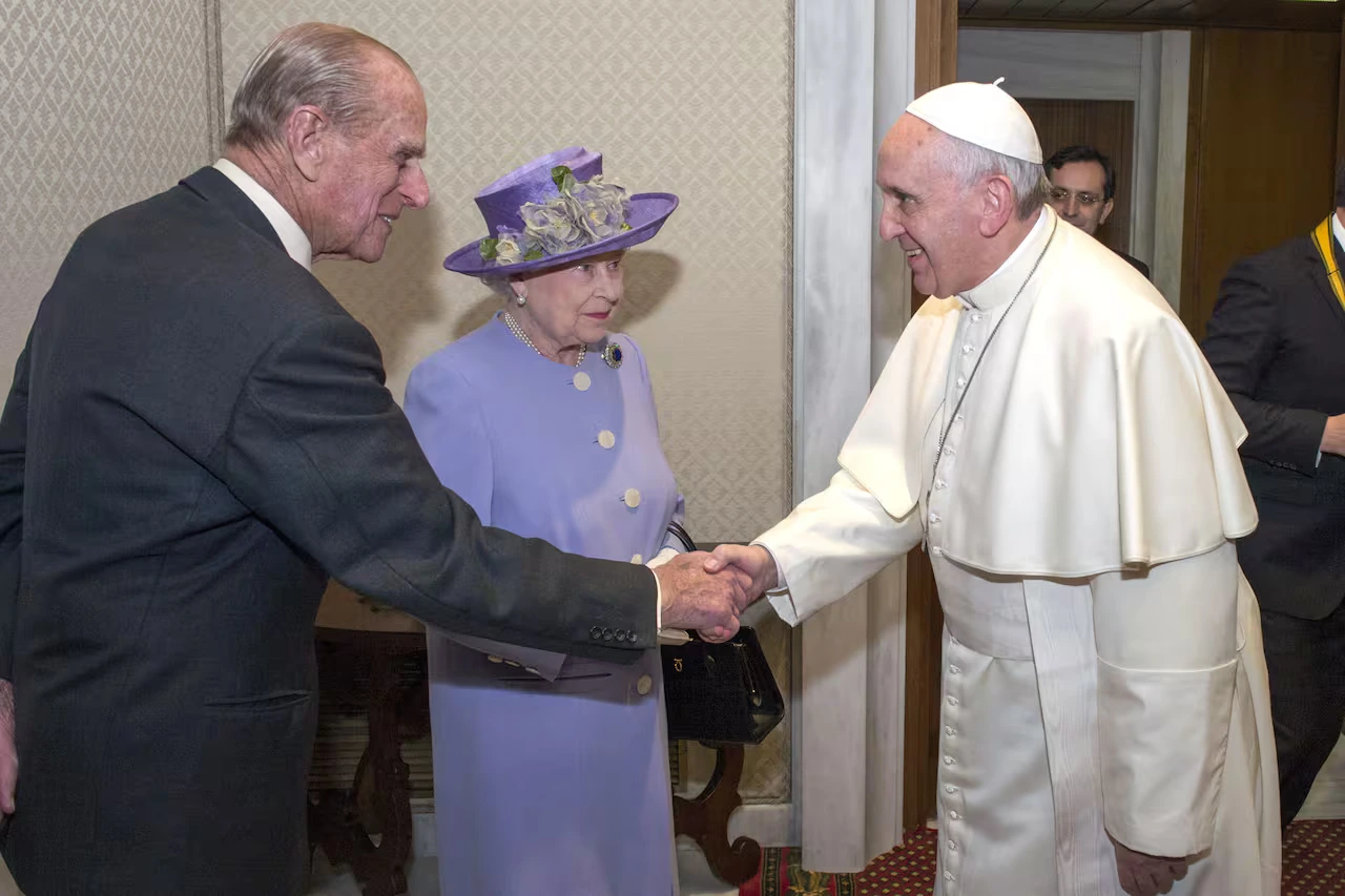El papa Francisco recibe al Duque de Edimburgo y la Reina Isabel II antes de su audiencia