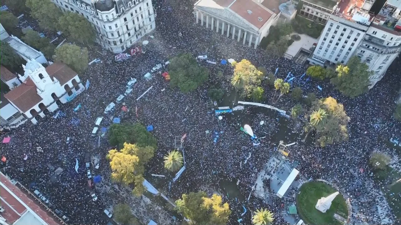 Marcha-en-defensa-de-la-universidad-pública-Plaza-de-Mayo1