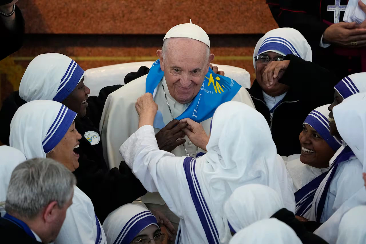 El papa Francisco sonríe al final de una reunión con sacerdotes, religiosos y religiosas, seminaristas y catequistas en la catedral de Nuestra Señora del Perpetuo Socorro, en Nur-Sultan, Kazajistá