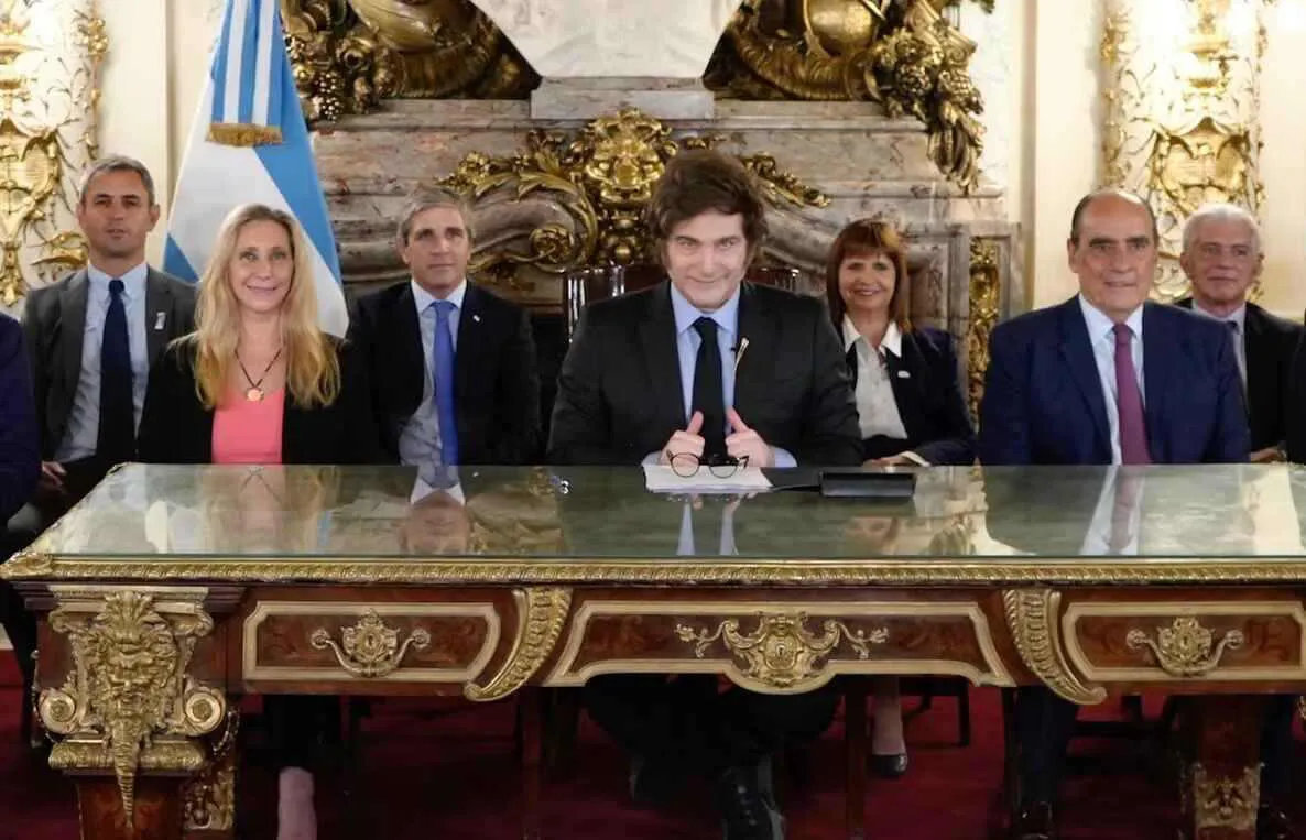 Conferencia-de-prensa-Milei-cepo-cambiario