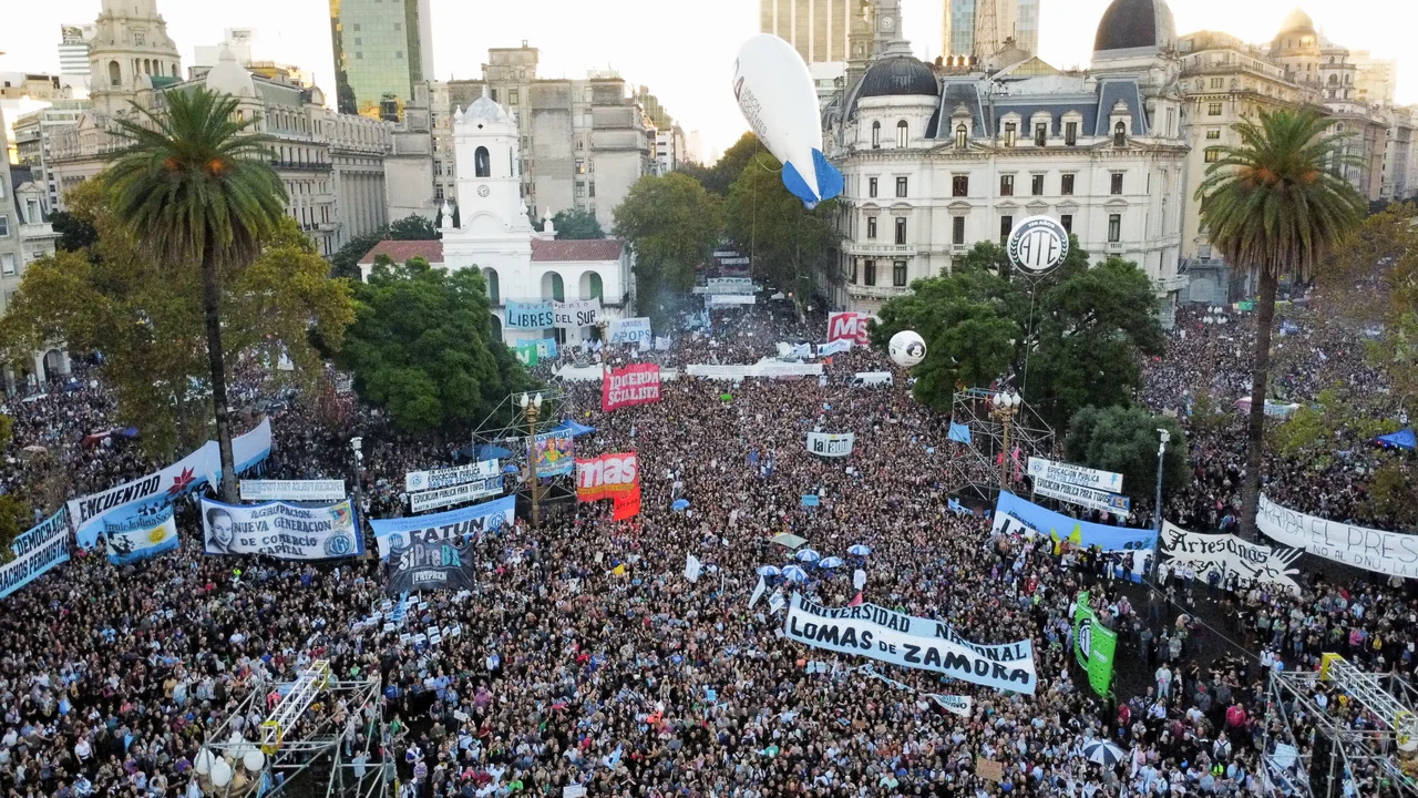 Marcha-en-defensa-de-la-universidad-pública-Plaza-de-Mayo2