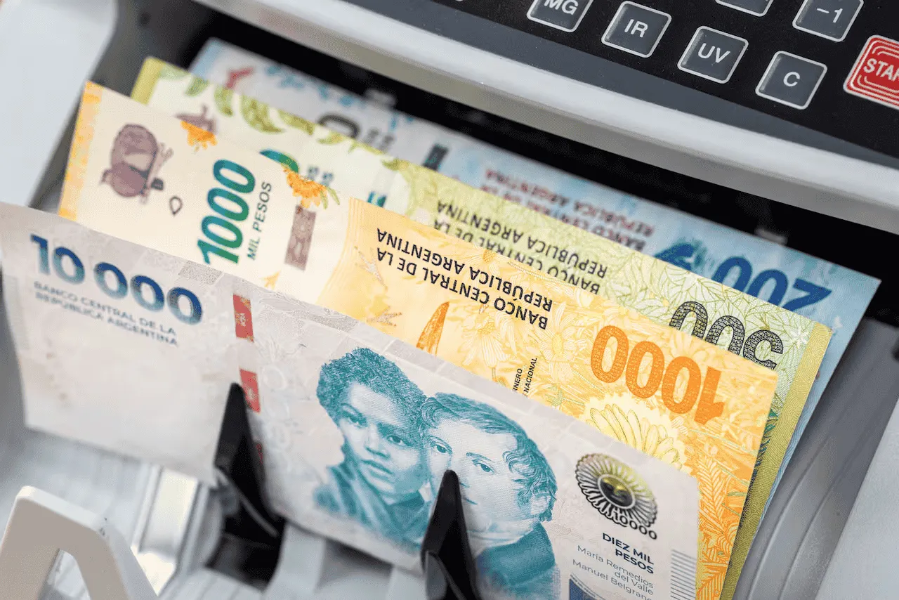 el-peso-argentino-es-la-moneda-que-mas-se-XRSOSWTAIFHVVBJBBBSQV25G6U (1)