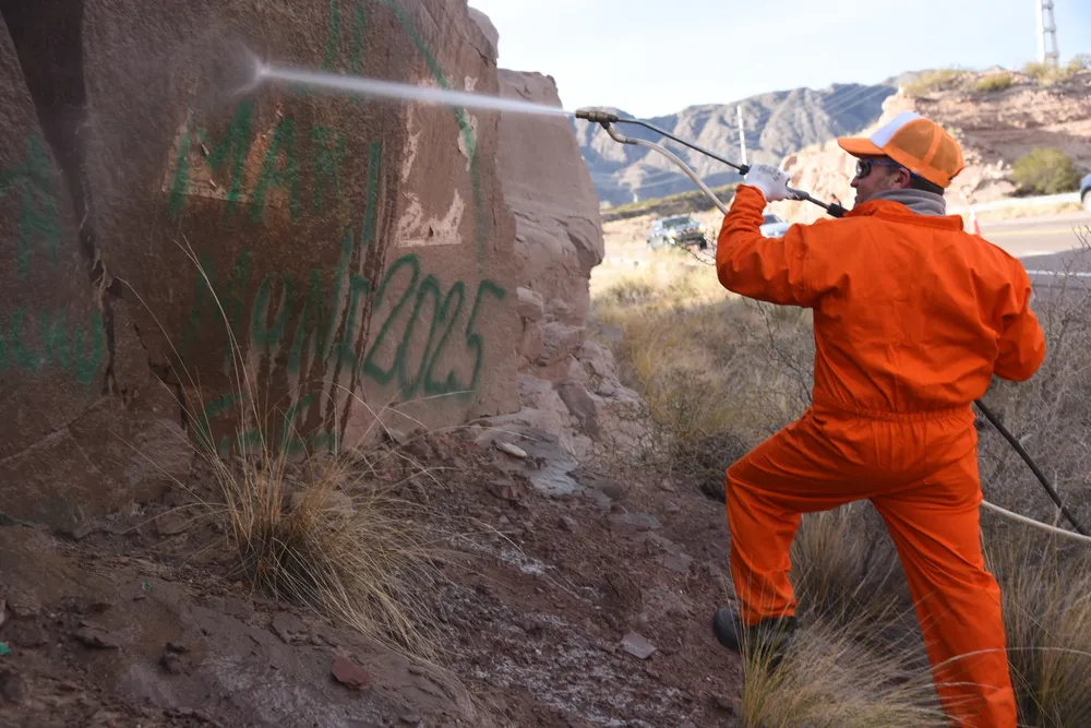 limpieza-pintadas-las-piedras-al-costado-la-ruta-7-potrerillos-el-operativo-estuvo-la-vicegobernadora-hebe-casado (1)