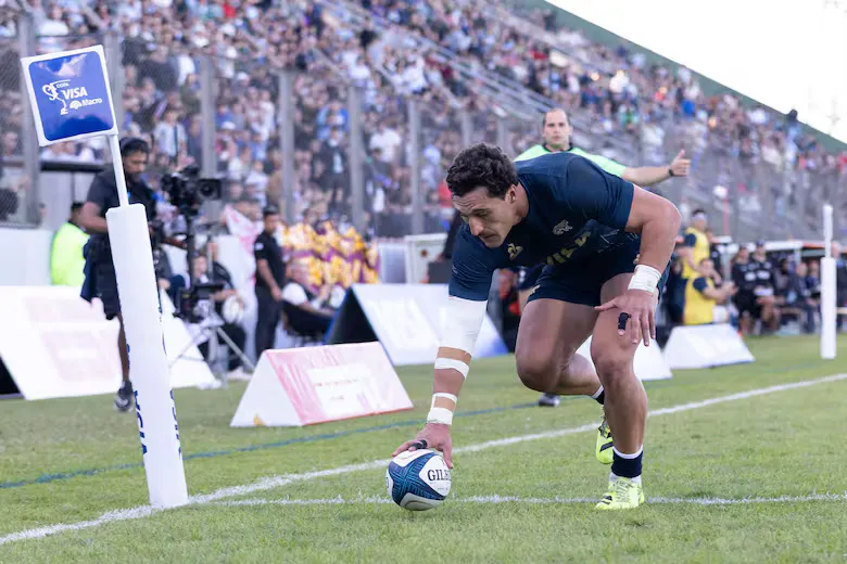rodrigo-isgro-anota-uno-de-sus-dos-tries-en-el-VO2HHLWHIJESNGZLYB5AOHEKIM
