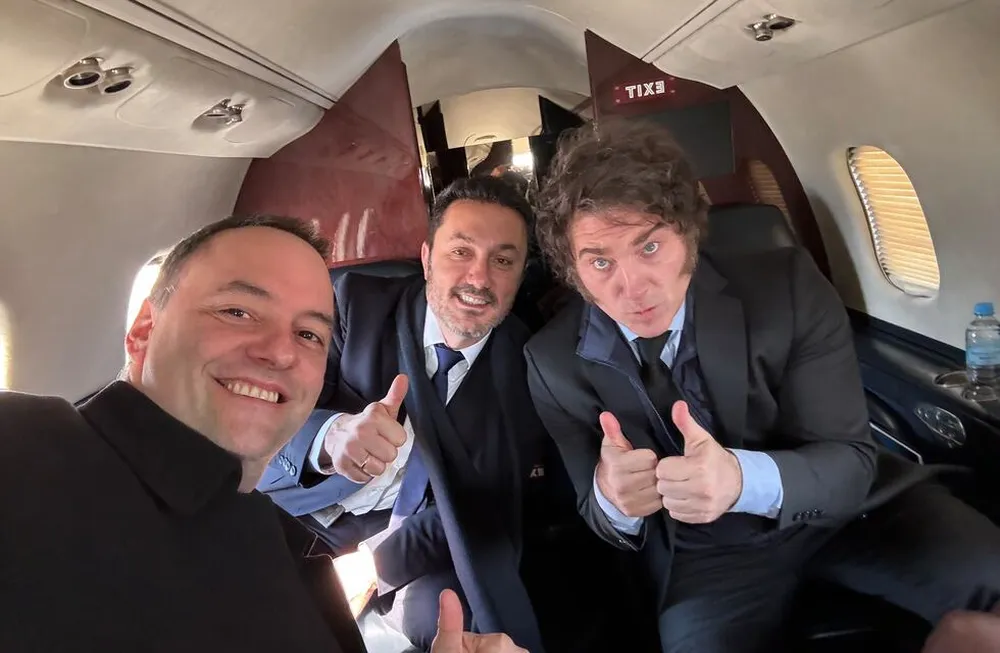 el-presidente-javier-milei-junto-al-vocero-presidencial-mauel-adorni-y-el-ministro-defensa-luis-petri-foto-x-madorni