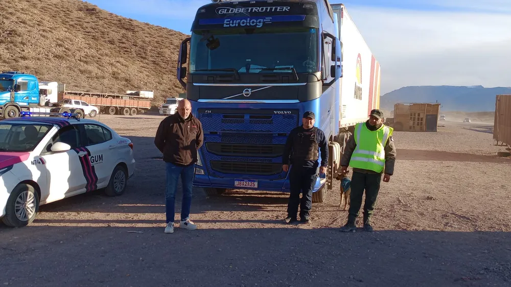 multaron-un-camionero-brasileno-que-sobrepaso-un-auto-un-tunel-alta-montana