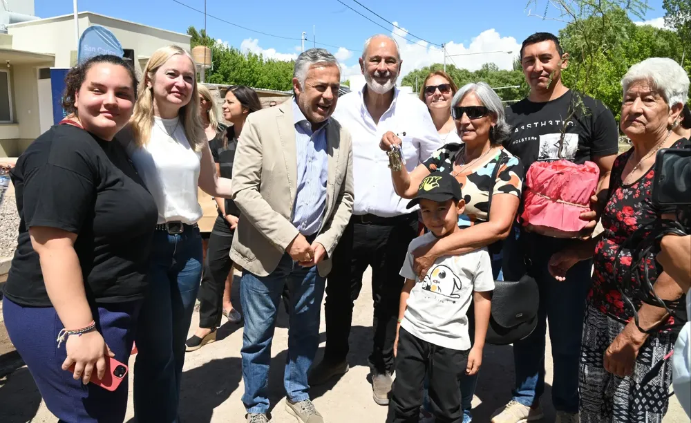 Alfredo Cornejo, Hebe Casado y Alejandro Morillas en el Barrio Malbec de San Carlos Alfredo Cornejo, Hebe Casado y Alejandro Morillas en el Barrio Malbec de San Carlos