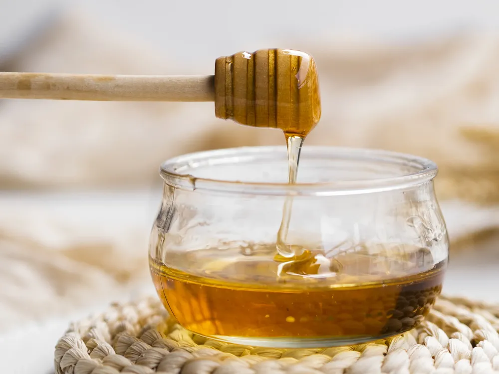 natural-honey-pouring-bowl