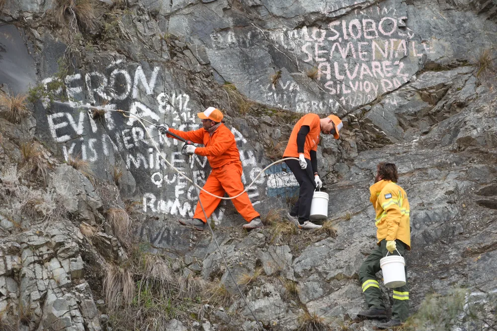 limpieza-pintadas-las-piedras-al-costado-la-ruta-7-potrerillos-el-operativo-estuvo-la-vicegobernadora-hebe-casado (2)