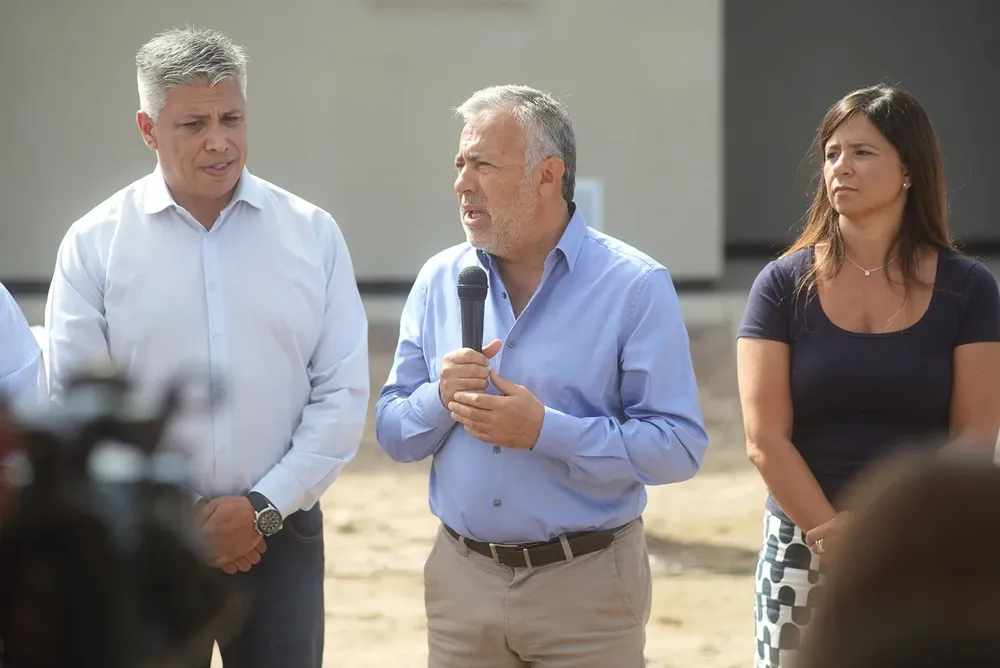 Alfredo Cornejo encabezó la entrega de 43 casas en Tupungato junto a Gustavo Aguilera