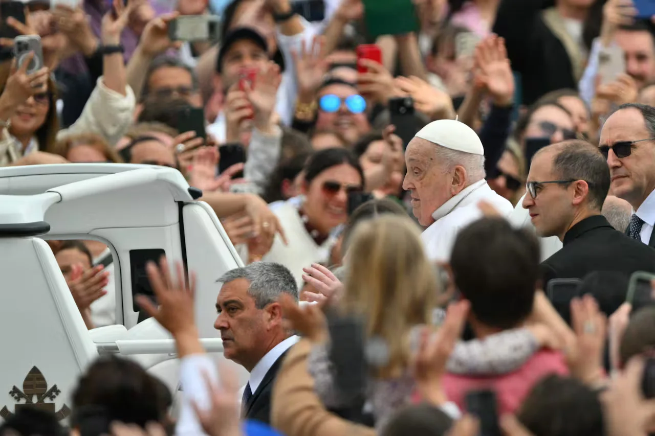 El papa Francisco saluda a la multitud desde el papamóvil después de la misa de Pascua, en la plaza de San Pedro en el Vaticano, el 20 de abril de 2025