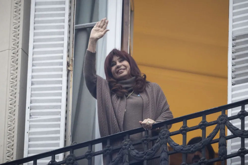 cristina-kirchner-volvio-al-salir-al-balcon-este-lunes-feriado