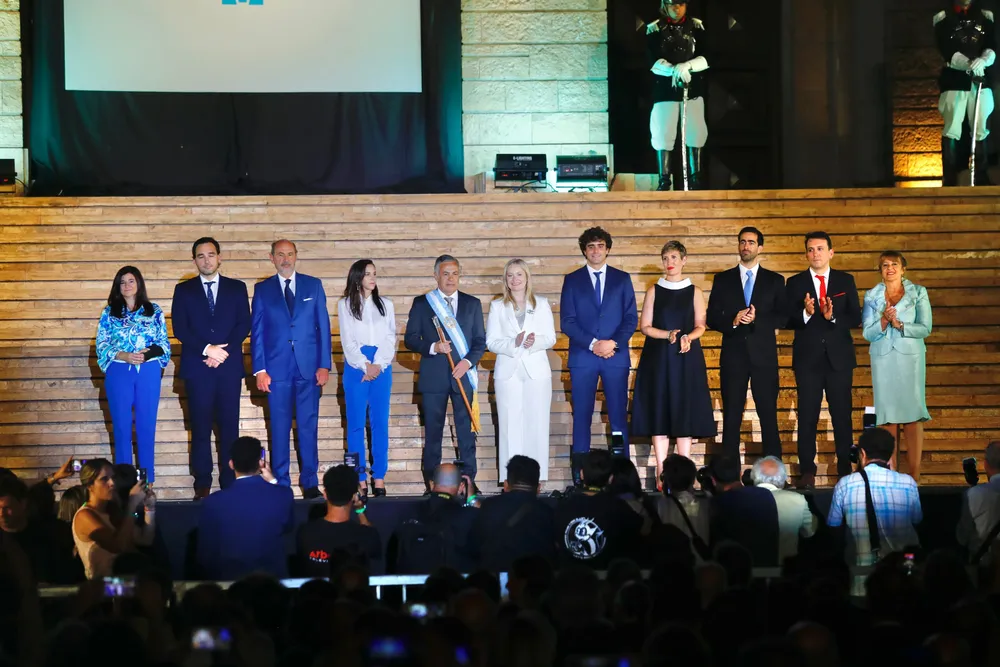 Alfredo Cornejo y la vicegobernadora Hebe Casado, junto a los funcionarios de la nueva gestión